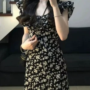 法式方领小飞袖连衣裙女夏气质碎花裙子高级感温柔风甜美收腰长裙