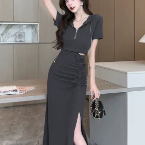 夏季新款气质短袖连帽连衣裙女设计感小心机褶皱露腰开叉包臀长裙