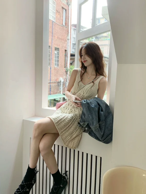 洋气时髦镂空冰丝针织连衣裙女2024夏季叠穿设计感小众吊带短裙薄 - 图片 5