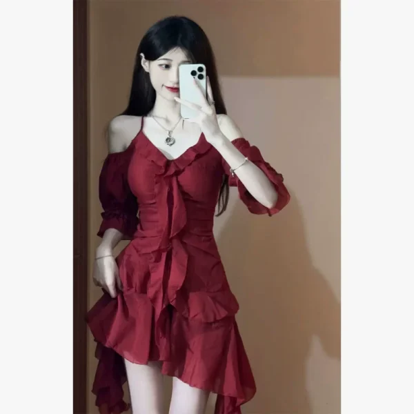 红色法式复古辣妹小众连衣裙女夏不规则荷叶边短裙露肩泡泡袖裙子 - 图片 2