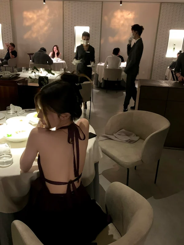 titi小姐姐【妹妹说紫色很有韵味】挂脖露背缎面收腰连衣裙上衣 - 图片 4