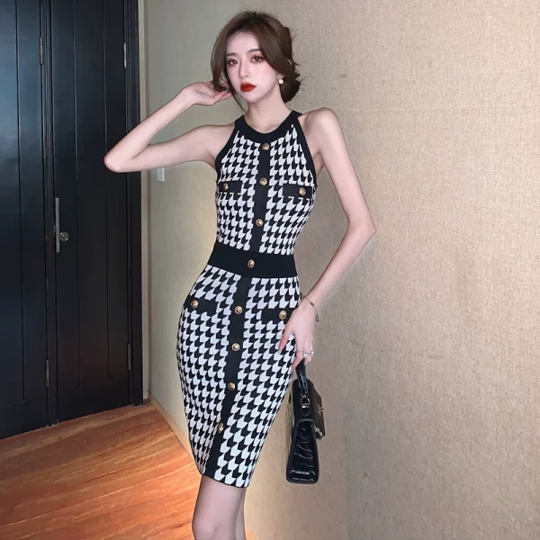 法式小香风名媛露肩挂脖格子针织连衣裙女夏季修身显瘦气质包臀裙 - 图片 2