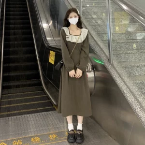 法式高级感木耳边连衣裙秋季2022新款方领收腰显瘦洋气长裙ins女