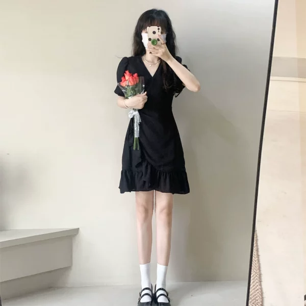 夏季新款泡泡袖连衣裙女荷叶边绑带a字小众收腰显瘦V领赫本小黑裙 - 图片 2