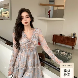 邱肉瑶 2025春季新款法式高级感别致花边长袖碎花气质甜美连衣裙