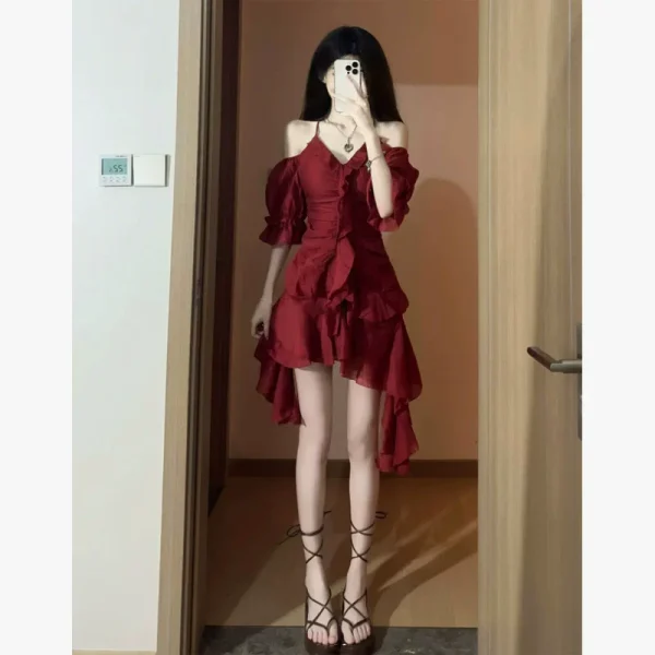 红色法式复古辣妹小众连衣裙女夏不规则荷叶边短裙露肩泡泡袖裙子