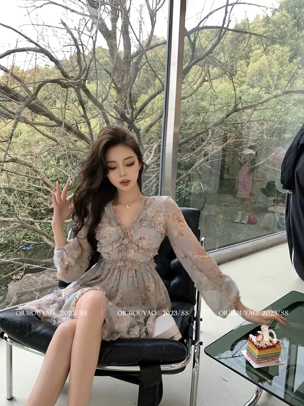 邱肉瑶 2025春季新款法式高级感别致花边长袖碎花气质甜美连衣裙 - 图片 3