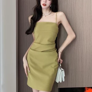 2024夏季新款法式性感露肩吊带连衣裙女褶皱收腰修身显瘦包臀短裙