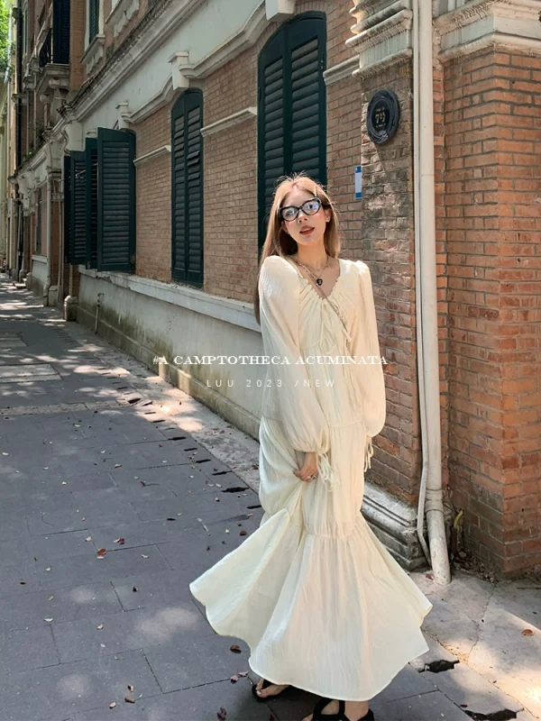 LUU桃喜儿/v领米色抽褶连衣裙小众法式温柔风气质中长款女设计感 - 图片 3
