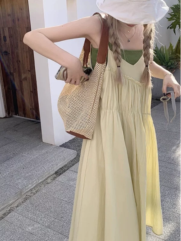 度假风吊带连衣裙女春季2024新款褶皱设计感宽松遮肚木耳边大摆裙 - 图片 2
