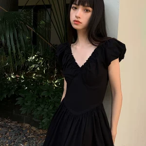 NEVA HU黑色V领高级感连衣裙收腰显瘦女夏新款泡泡袖中长款裙子