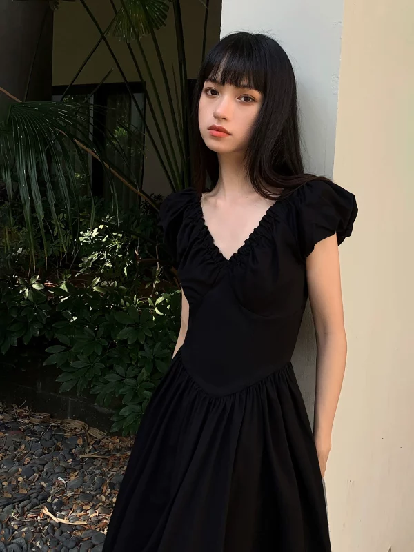 NEVA HU黑色V领高级感连衣裙收腰显瘦女夏新款泡泡袖中长款裙子