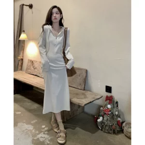 2022年秋季新款连帽显瘦针织卫衣连衣裙女装裙子初秋气质杏色长裙