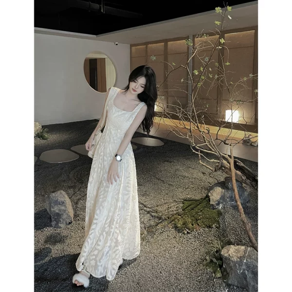 法式高级感镂空连衣裙女春季新款纯欲风收腰别致吊带蕾丝长裙子潮