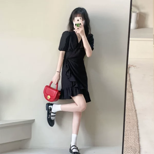 夏季新款泡泡袖连衣裙女荷叶边绑带a字小众收腰显瘦V领赫本小黑裙 - 图片 4