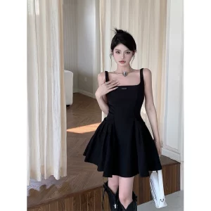 辣妹方领吊带连衣裙女春季新款法式高级感气质收腰性感A字短裙子