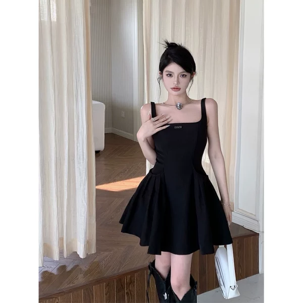 辣妹方领吊带连衣裙女春季新款法式高级感气质收腰性感A字短裙子