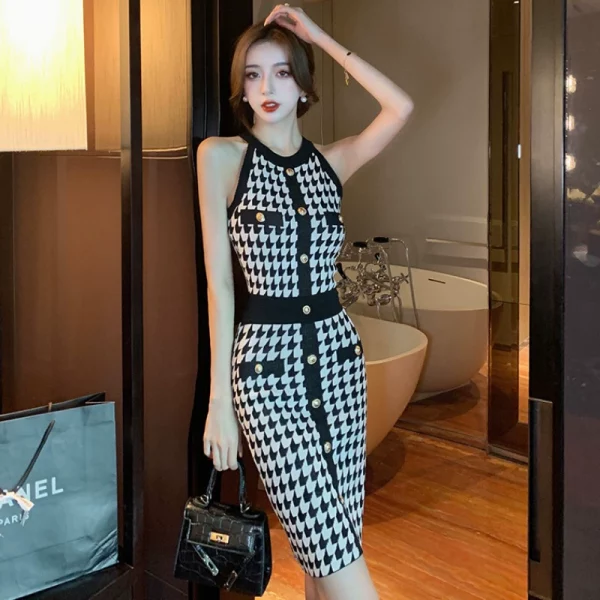 法式小香风名媛露肩挂脖格子针织连衣裙女夏季修身显瘦气质包臀裙 - 图片 3