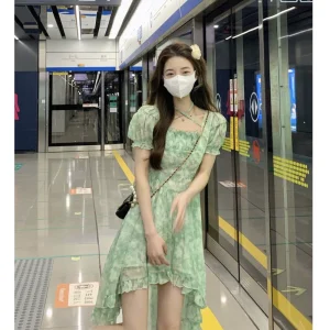绿色碎花挂脖连衣裙女夏季方领小众独特设计感不规则别致惊艳裙子