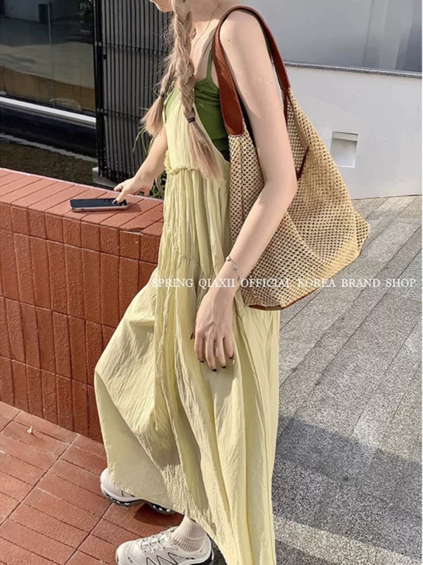度假风吊带连衣裙女春季2024新款褶皱设计感宽松遮肚木耳边大摆裙 - 图片 4