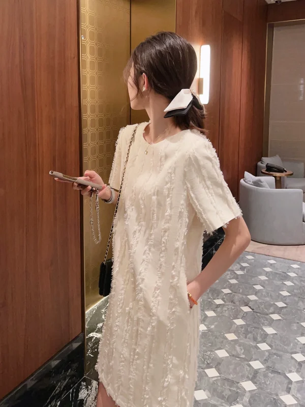 柒柒家 杏色须边竖条短袖连衣裙2023夏季新品显瘦中长款裙子女 - 图片 4