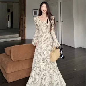 法式荷叶边碎花连衣裙女春秋新款设计感时尚长裙收腰显瘦长袖裙子