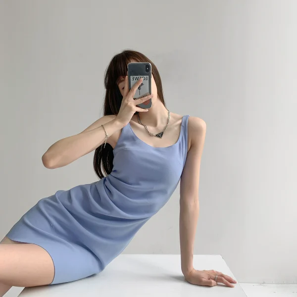 肯豆同款气质褶皱收腰连衣裙女纯色简约无袖方领吊带显瘦包臀短裙 - 图片 4
