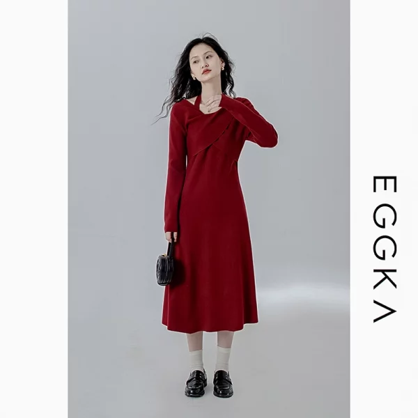 EGGKA拼色长袖连衣裙女2022秋季新款设计感小众扭结挂脖针织裙 - 图片 2