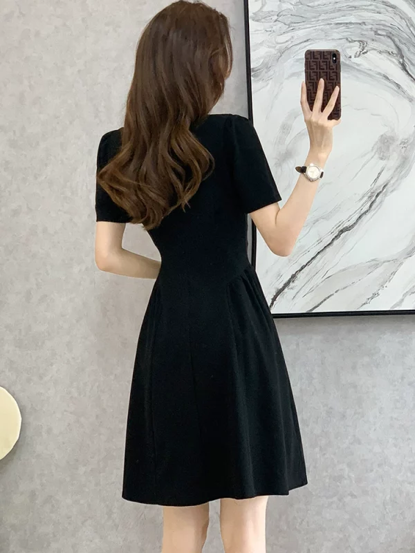 法式泡泡袖黑色连衣裙女薄款赫本风小黑裙收腰显瘦a字裙夏款遮肉 - 图片 5