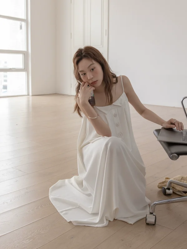 VNOOK吊带连衣裙女2023新款夏季小V领贝壳扣垂感气质显瘦长款裙子 - 图片 4