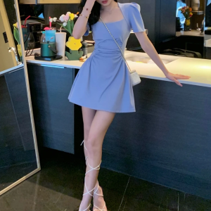 法式蓝色方领镂空泡泡袖连衣裙女2024夏气质显瘦修身辣妹A字短裙