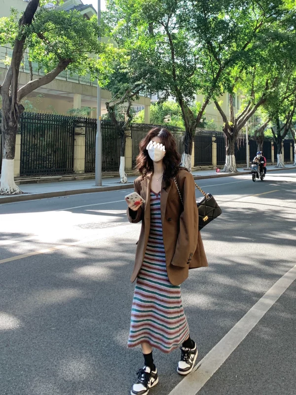 v领吊带裙女春秋内搭长裙高级感港风条纹针织修身打底衫裙连衣裙 - 图片 3