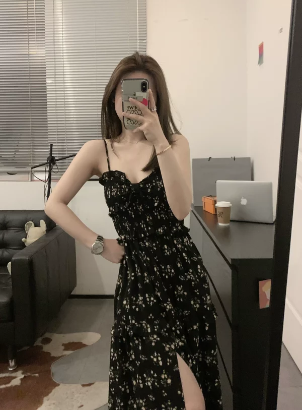 Viiwen 闲适假日碎花连衣裙收腰开叉吊带裙显瘦纯欲百搭黑色长裙 - 图片 2