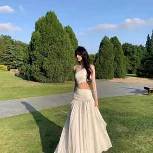 法式小众高级清冷感白色斜肩露腰连衣裙女海边度假氛围感超仙长裙