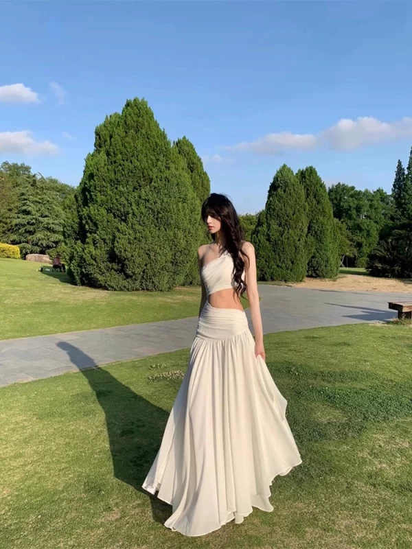 法式小众高级清冷感白色斜肩露腰连衣裙女海边度假氛围感超仙长裙