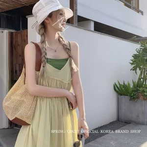 度假风吊带连衣裙女春季2024新款褶皱设计感宽松遮肚木耳边大摆裙