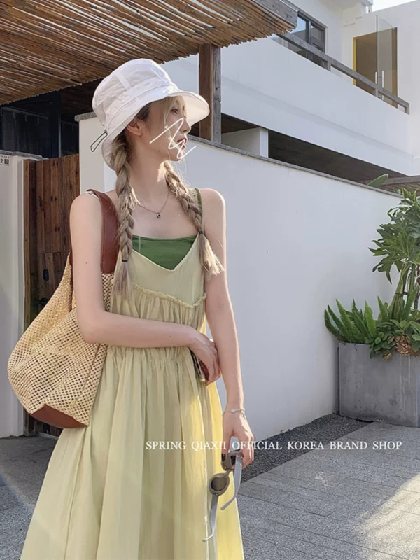 度假风吊带连衣裙女春季2024新款褶皱设计感宽松遮肚木耳边大摆裙