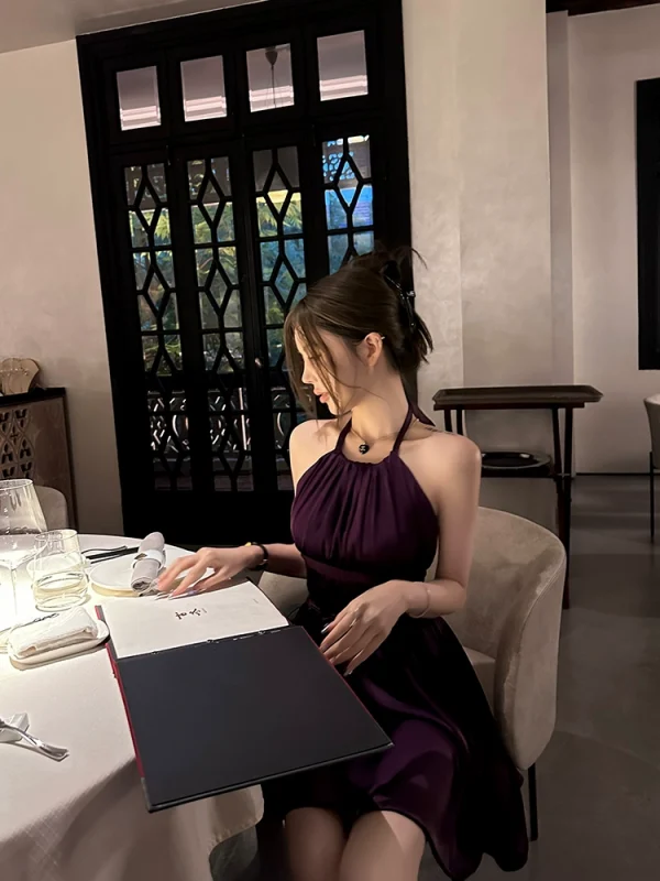 titi小姐姐【妹妹说紫色很有韵味】挂脖露背缎面收腰连衣裙上衣 - 图片 2