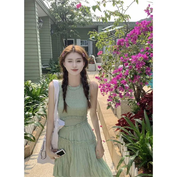 抹茶绿洋气无袖连衣裙夏季新款高级设计感气质收腰褶皱中长裙女潮